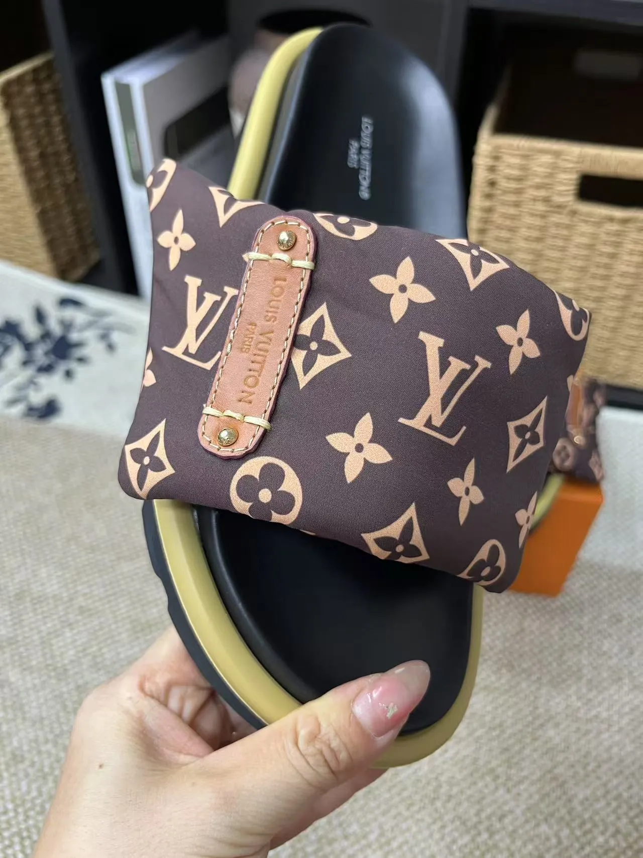 P340 yuan LV Louis Vuitton Full of high-end feel! A popular model among bloggers at home and abroad, it’s retro and fashionable, and looks stunning on your feet! Mainly recommended model on the official website★ ━━━━━ ЅᏇєєt ━━━━━ ▪️Upper: original calfskin ➕5D printing process ▪️Inner: imported mixed sheepskin ▪️Outsole: original molded foam outsole ▪️Size: Female 35-40 Men's 39-44 (women's 41 men's 45)